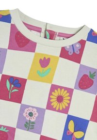 Tricou din bumbac cu guler rotund, având un model de tablă de șah multicolor, cu flori, căpșuni și fluturi în nuanțe vii.