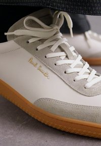 Valged nahast tossud hallide sametist aktsentidega, valged paelad ja kuldne "Paul Smith" bränding. Tekstuuriga kummikummist tald.