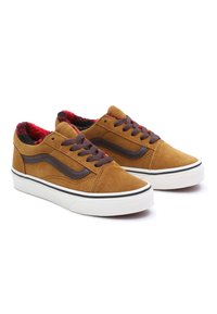 Zapatillas de ante marrón con tonos marrones oscuros, forro rojo con estampado, suela de goma blanca y cordones a juego. Diseño clásico con logotipo lateral.