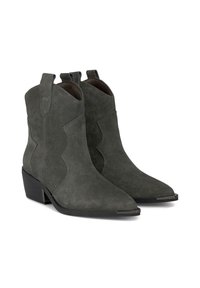 Botines de ante gris con punta afilada, tiradores y un tacón bajo apilado. Presentan una costura en contraste y una silueta elegante.