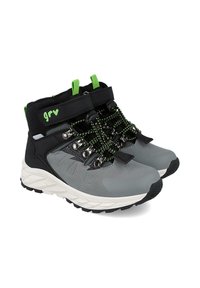 Botas de senderismo gris oscuro, de caña media, con acentos negros, cordones verdes y una suela texturizada. Presentan una correa, ojales reforzados y acolchado.
