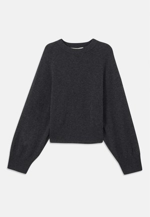 Czarnoszary krótki sweter wykonany z miękkiego materiału, z okrągłym dekoltem, długimi rękawami w kształcie balonu oraz ściągaczem u dołu i na rękawach.