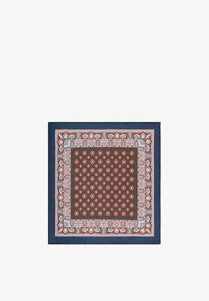 Jedwabna apaszka w kształcie kwadratu z brązowym środkiem ozdobionym małymi czerwonymi kwiatami, obrzeżona ozdobnymi wzorami w kolorach niebieskim i czerwonym oraz granatową krawędzią.