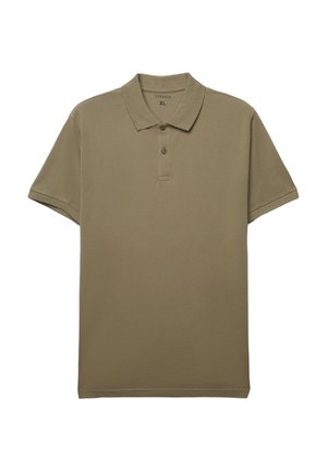 Polo shirt verde oliva a maniche corte con colletto pieghevole e patta per bottoni a due, misura XL, posato su sfondo bianco.