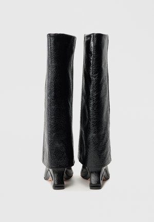 Uvrstitev 12: MIISTA - DENISE - Škornji s polno peto