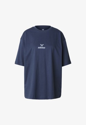 Tamsiai mėlynas, laisvo silueto marškinėliai iš medvilnės. Su apvalia iškirpte ir trumpomis rankovėmis. Centre baltas logotipo užrašas „felicious“ su drugelio piešiniu.