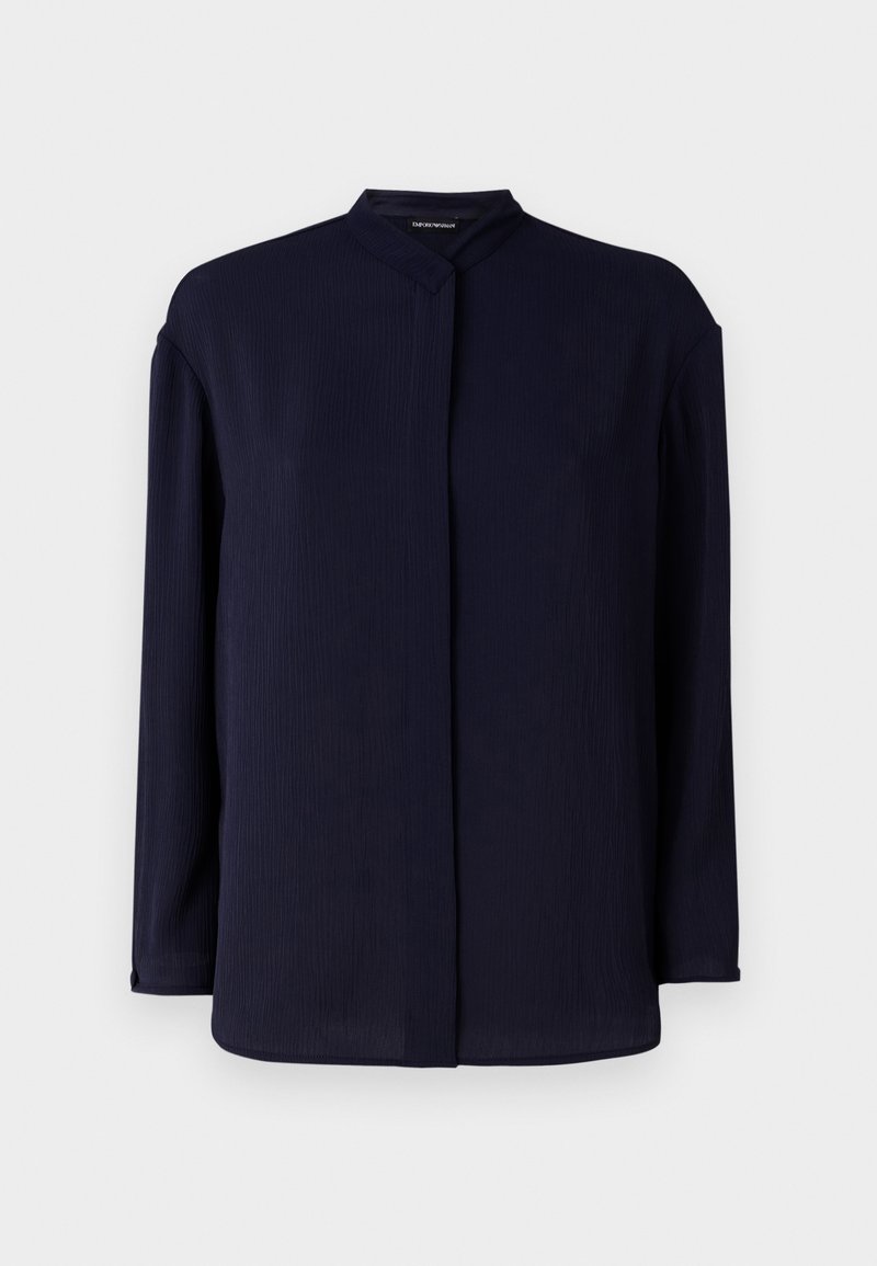 Temno modra bluza z dolgimi rokavi in mandarin ovratnikom, izdelana iz teksturiranega blaga, s pravim krojem, ki zagotavlja sproščen fit.