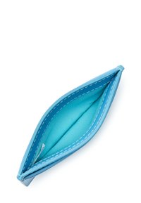 Una borsa blu dal design elegante, realizzata in materiale liscio, con cuciture bianche lungo i bordi e un rivestimento interno texturizzato.