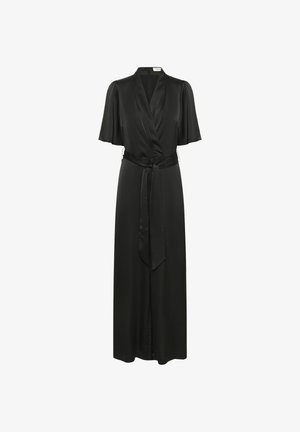 Melna satīna apmetņa kleita ar īsām plīvurotām piedurknēm un pašsaiša jostu. Iekļauj dziļu V-veida kakla izgriezumu un grīdas garuma siluetu.