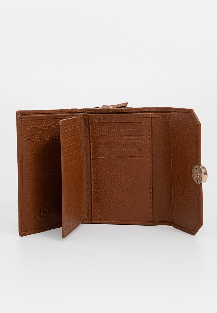 Portefeuille en cuir marron avec une finition texturée, comportant plusieurs emplacements pour cartes et une fermeture à pression. L'intérieur est spacieux et divisé.