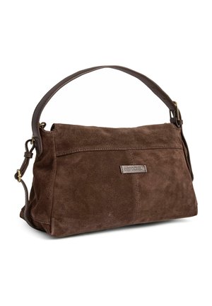 Borsa a mano in suede marrone con una forma strutturata, tracolla in pelle e una tasca frontale. Presenta un sottile dettaglio del logo sul lato.