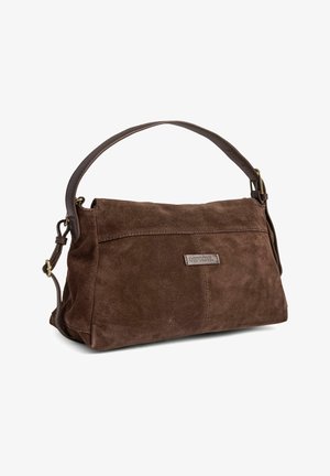 Brūna zamša rokassoma ar strukturētu formu, ādas pleca siksnu un priekšējo kabatu. Iekļauj diskretu logotipa detaļu sānos.