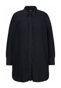 La camicia a maniche lunghe di colore blu navy presenta plissettature verticali, colletto, chiusura frontale con bottoni e un orlo leggermente curvo.