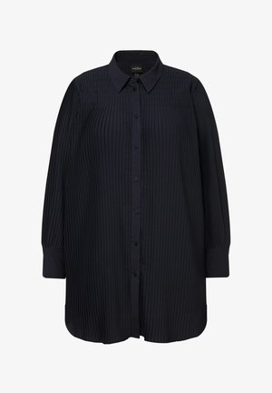 Tummansininen pitkähihainen paita, jossa on pystyröyhelöt, kauluspää, etupainonappi ja hieman kaareva helma.