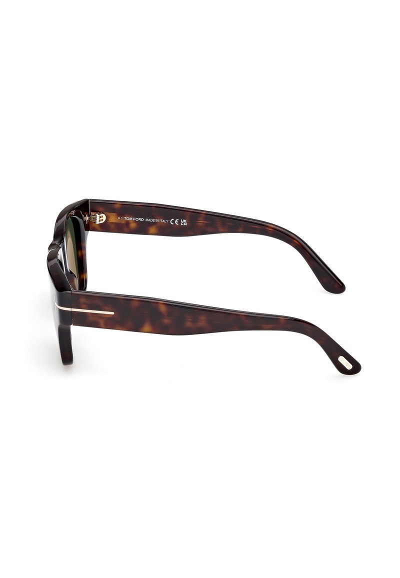 Lunettes de soleil en écaille de tortue avec une monture en acétate robuste, des verres verts et des accents en métal argenté sur les branches. Design fin et rectangulaire.