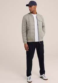 WE Fashion Bomber stiliaus striukė - grey