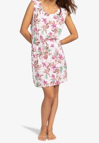 Kukallinen mekko, jossa on valkoinen tausta ja vaaleanpunaisia sekä vihreitä kuvioita, hihaton malli ja elastinen narukiristysvyötärö.