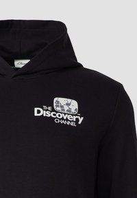 Schwarzer Kapuzenpullover aus Baumwolle mit Kängurutasche. Auf der Brust befindet sich ein weißes Logo des "Discovery Channel".