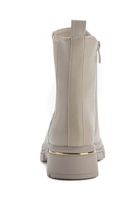 Stivaletti beige alla caviglia realizzati in pelle liscia, con un tacco accentué in oro, cerniera laterale e design a punta arrotondata.