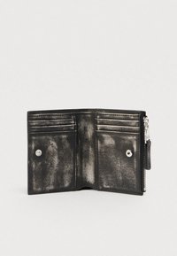 Μαύρο δερμάτινο πορτοφόλι με πολλαπλές θήκες καρτών και φερμουάρ σε διαμέρισμα. Διαθέτει απαλή, ελαφρώς φθαρμένη υφή και κλείσιμο με κουμπί.