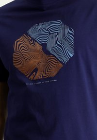 Kigili RUNDHALSAUSSCHNITT GEMUSTERT REGULAR FIT - Camiseta estampada - medium navy blue