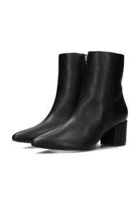 Botas de cuero negro hasta el tobillo con punta afilada y tacón cuadrado. El diseño incluye una cremallera lateral con un acento dorado.