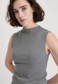 Graues ärmelloses Rippenoberteil mit hohem Kragen, das eine glatte Textur und eine enganliegende Passform aufweist. Schlicht und minimalistisch im Stil.