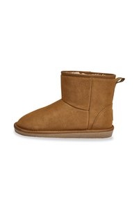 Stivale alla caviglia in suede marrone con un morbido rivestimento interno, design minimalista, punta rotonda e una linguetta sul retro per indossarlo facilmente. Suola piatta in gomma.