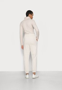 Gestuz BIRTA CUTLINE PANTS - Calças de fato de treino - moonbeam