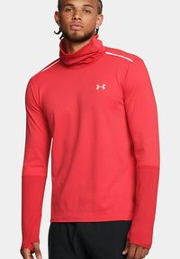 Rotes langärmliges Sportoberteil mit hohem Kragen, Under Armour-Logo auf der Brust und reflektierenden Streifen an den Schultern. Glatte Textur.