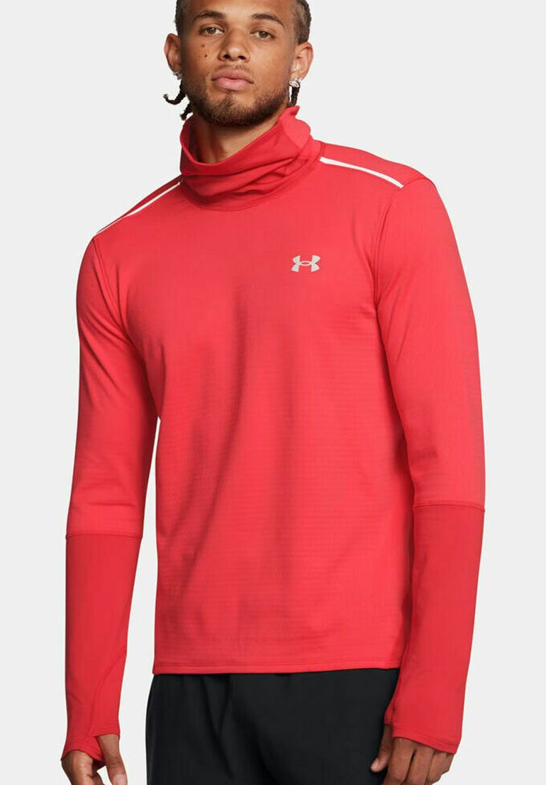 Rotes langärmliges Sportoberteil mit hohem Kragen, Under Armour-Logo auf der Brust und reflektierenden Streifen an den Schultern. Glatte Textur.