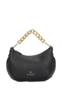 Sac à main en cuir noir avec une finition texturée, une bandoulière en chaîne dorée, une fermeture éclair et un accent logo doré à l'avant.