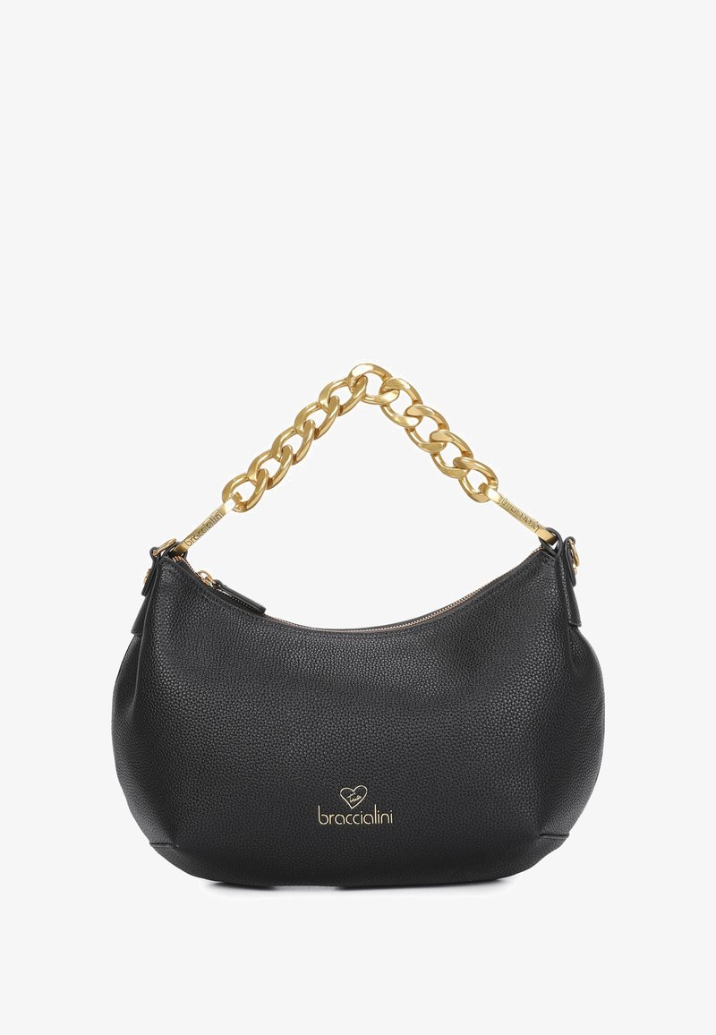 Sac à main en cuir noir avec une finition texturée, une bandoulière en chaîne dorée, une fermeture éclair et un accent logo doré à l'avant.