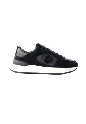 Sneaker nero modello low-top con pannelli in suede e pelle, chiusura frontale con lacci, suola bianca ammortizzata e logo in rilievo sul lato.