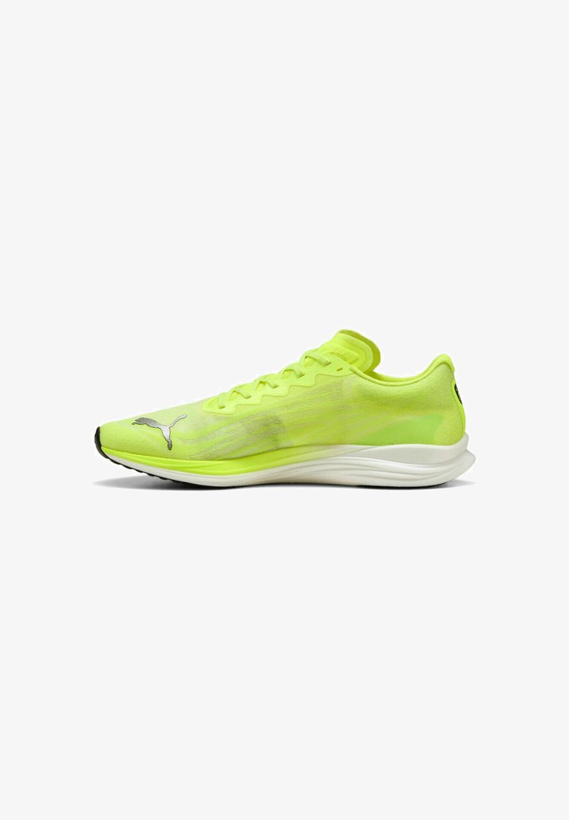 Scarpa da corsa verde lime con tomaia in rete leggera, dettagli testurizzati e intersuola bianca. Presenta una suola nera e un logo argentato.