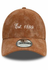 Braune Cordura-Baseballmütze mit weißem, gesticktem "Est. 1899" auf der Vorderseite, ausgestattet mit einem verstellbaren Riemen und dem New Era 9FORTY-Logo.