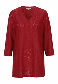 Rød tunika med V-udskæring, trekvartærmer og et struktureret design med perforerede mønstre over hele. Casual pasform, letvægtsstof.