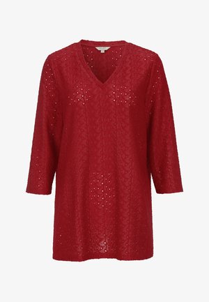Rød tunika med V-udskæring, trekvartærmer og et struktureret design med perforerede mønstre over hele. Casual pasform, letvægtsstof.