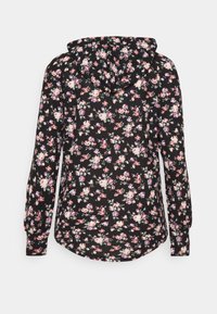 Chemise à capuche fleurie avec une base noire ornée de fleurs roses et blanches, manches longues et ourlet arrondi. Tissu doux au toucher.