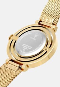 Okružni zlatni sat s mrežastim remenom, s poliranim srebrnim kućištem straga i okruglim dizajnom. Uočljiv ugravirani logotip marke.