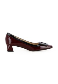 Décolleté in vernice bordeaux con punta affilata, piccolo tacco blocco nero e dettagli in metallo rettangolari sulla tomaia.