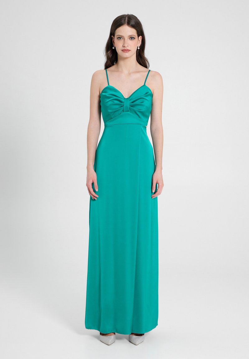 Abito maxi in satin teal con dettaglio a fiocco sul busto, spalline sottili e vita aderente, caratterizzato da una texture liscia e un'elegante caduta.