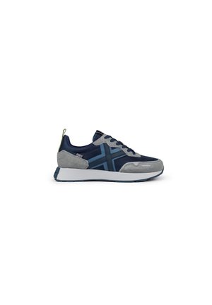 Zapatilla deportiva en color marino y gris con parte superior de malla, acentos de ante, cierre de cordones y una mediasuela blanca con suela texturizada.