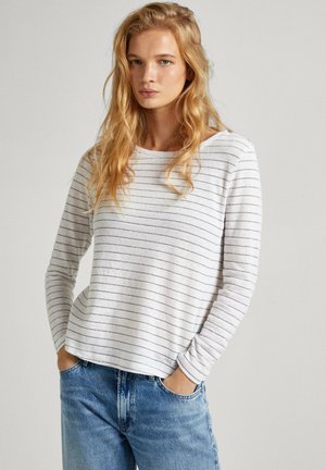Maglia a maniche lunghe a righe in grigio chiaro con sottili righe blu navy, dotata di un ampio scollo e una vestibilità comoda, abbinata a jeans di denim blu.