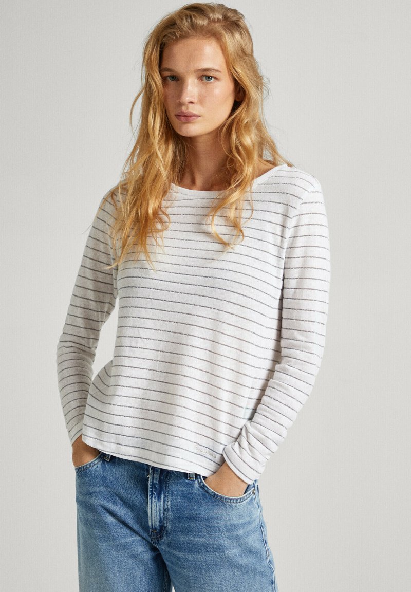 Maglia a maniche lunghe a righe in grigio chiaro con sottili righe blu navy, dotata di un ampio scollo e una vestibilità comoda, abbinata a jeans di denim blu.