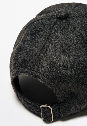 Mörkgrå filtkeps med rundad form, synliga stygn och en metallspänne för justering bak. Texturerad yta utan synligt mönster.