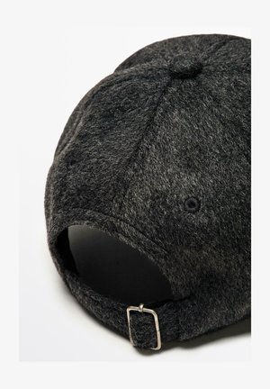 Dunkelgraue Filzkappe mit runder Form, sichtbaren Nähten und einer Metall-schnalle zur Anpassung auf der Rückseite. Strukturiert Oberfläche ohne sichtbares Muster.