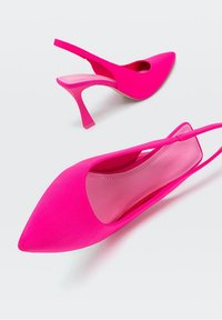 Jasnoróżowe szpilki typu slingback z ostro zakrojonym noskiem i średniej wysokości obcasem w kształcie stiletto na białym tle.