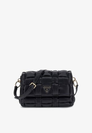 Sort quiltet læder skuldertaske med justerbar rem og gulddetaljer med Guess-logo foran i midten.