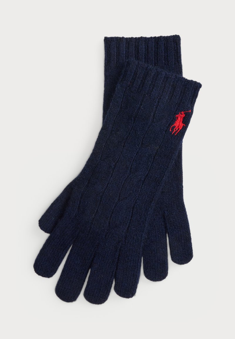 Guanti lavorati a maglia blu marine con texture a coste e design a treccia. Presentano un logo ricamato rosso nell'area del polso.